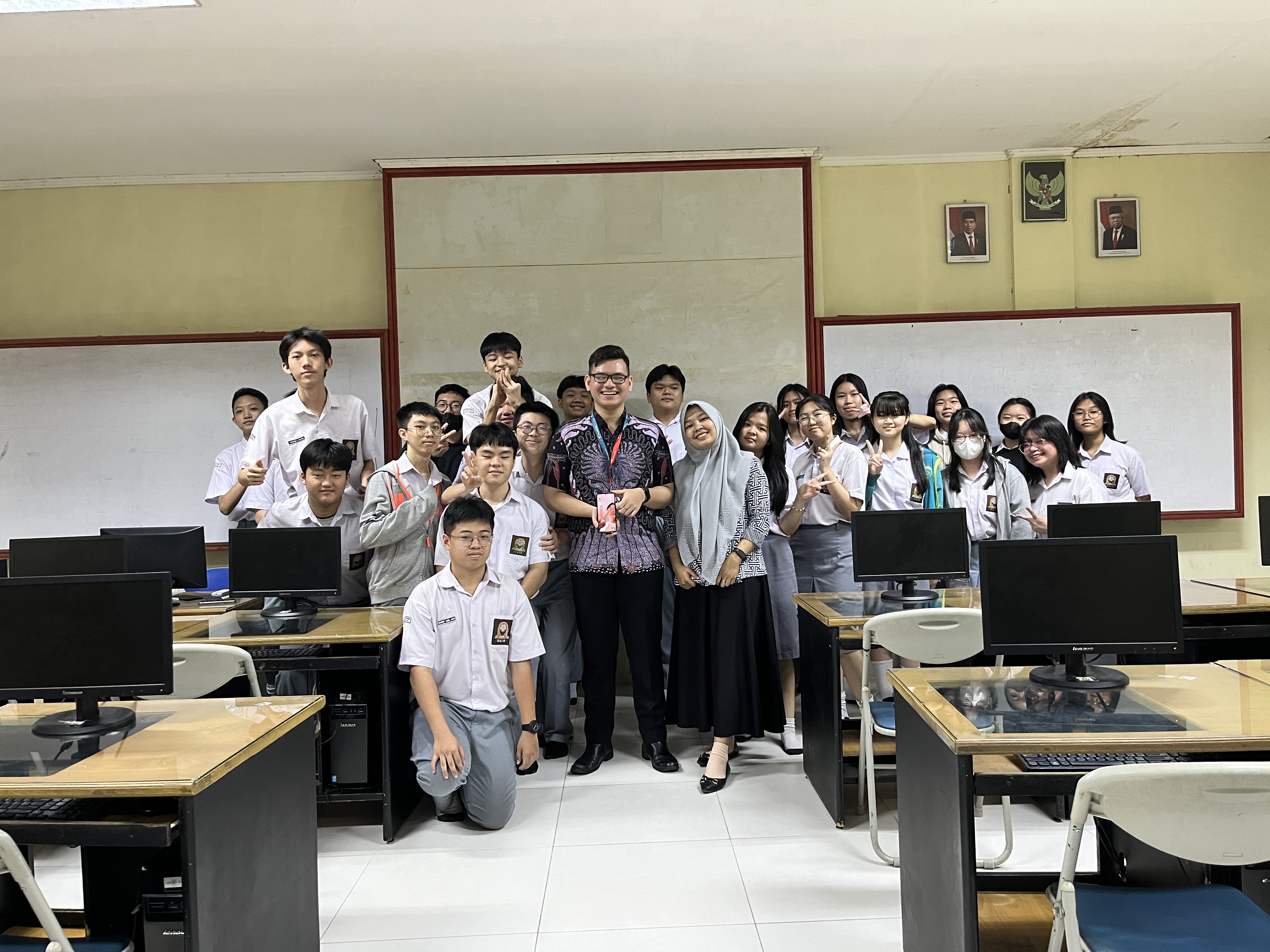 X92324_IMG_6138 with lab 4 ms Dina and pak Ananta.jpeg